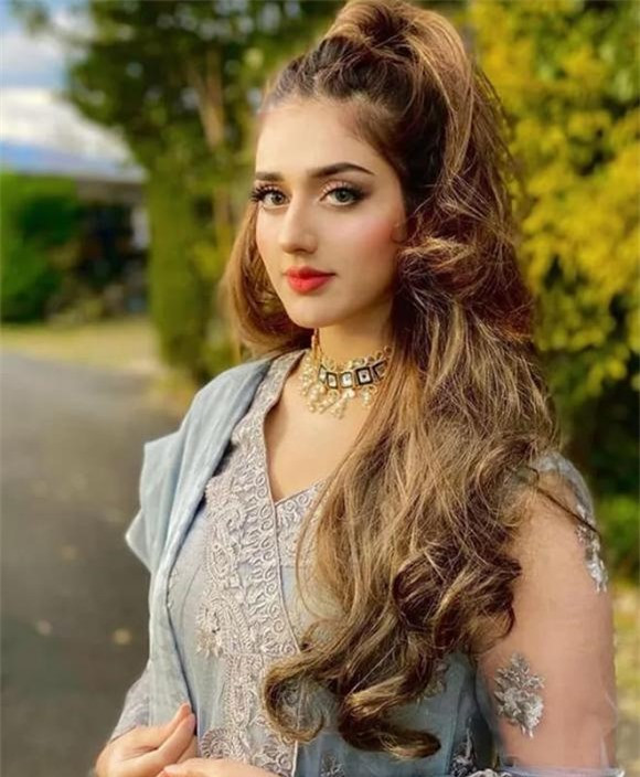 Phụ nữ ở đây thường có ngoại hình trẻ đẹp. Họ có làn da sáng và đẹp hơn so với những người sống ở khu vực khác của đất nước. Hơn nữa, phụ nữ Hunza ngoài 60 tuổi cũng có thể sinh con.