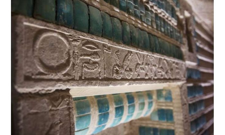  Tường trang trí tinh xảo: Trong khu vực bên trong, nhiều bức tường được trang trí bằng các mảnh gốm sứ màu xanh lam, một kỹ thuật trang trí công phu vào thời điểm đó. Các họa tiết này tạo nên vẻ đẹp tinh tế cho phần nội thất của lăng mộ. Ảnh: Pinterest.