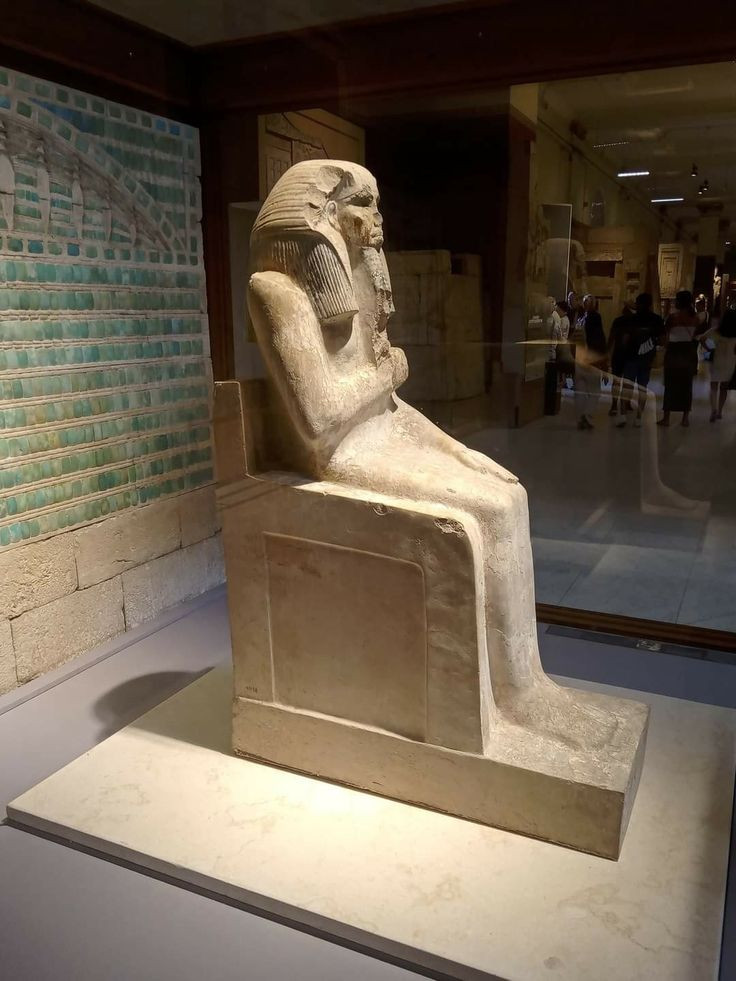  Bức tượng của pharaoh Djoser: Phía bắc kim tự tháp có một nhà nguyện nhỏ chứa bức tượng của pharaoh Djoser. Đây là bức tượng đá nguyên khối của pharaoh lâu đời nhất từng được tìm thấy ở Ai Cập, và ngày nay được lưu giữ tại Bảo tàng Cairo. Ảnh: Pinterest.