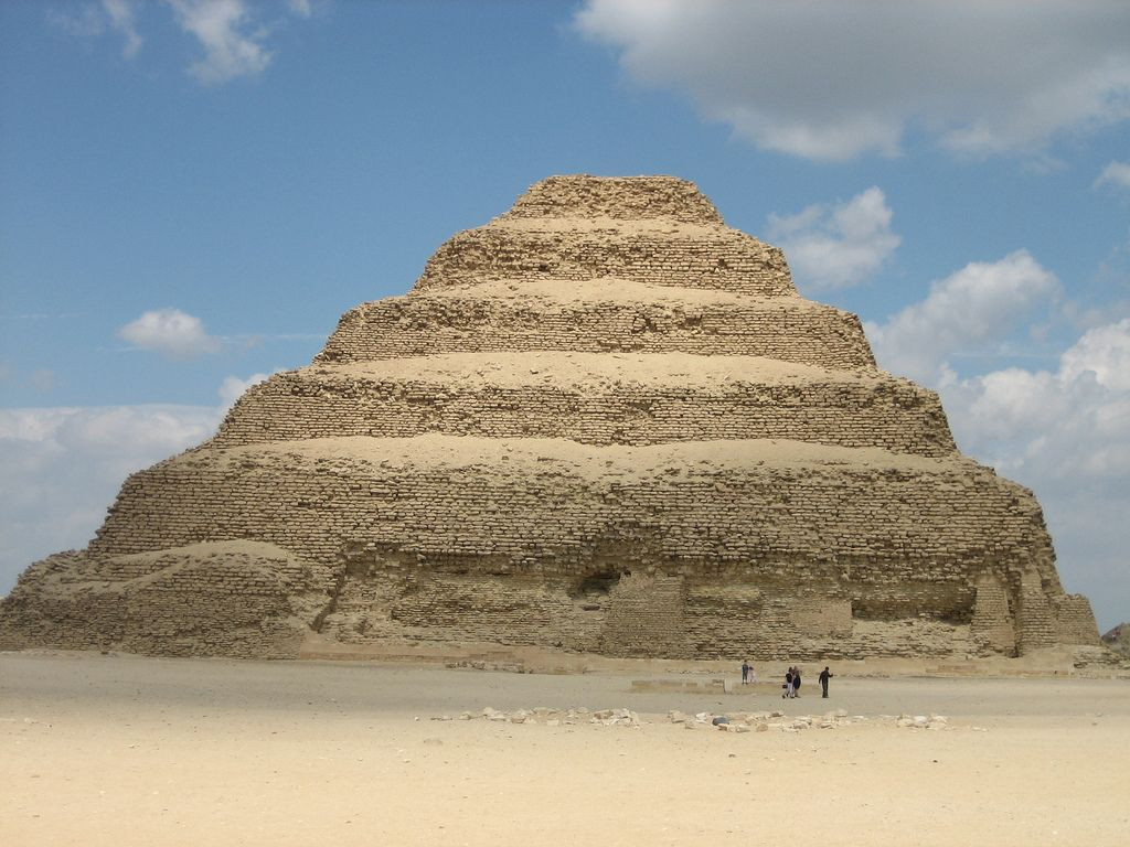  Kiến trúc bậc thang: Khác với các kim tự tháp có bề mặt phẳng của Giza, kim tự tháp Djoser có cấu trúc bậc thang với sáu tầng. Thiết kế này được cho là mô phỏng các bậc thang dẫn lên thiên đường, nơi linh hồn của pharaoh sẽ đến sau khi qua đời. Ảnh: Pinterest.