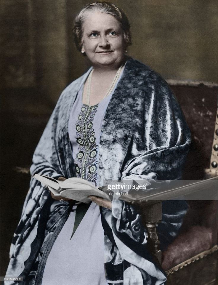  Maria Montessori (1870–1952) – Ý. Là nhà giáo dục tiên phong trong phương pháp Montessori, Maria Montessori tập trung vào việc giáo dục trẻ qua môi trường tự do và tôn trọng cá nhân. Bà nhấn mạnh sự phát triển tự nhiên và khả năng tự học của trẻ. Ảnh: Pinterest.