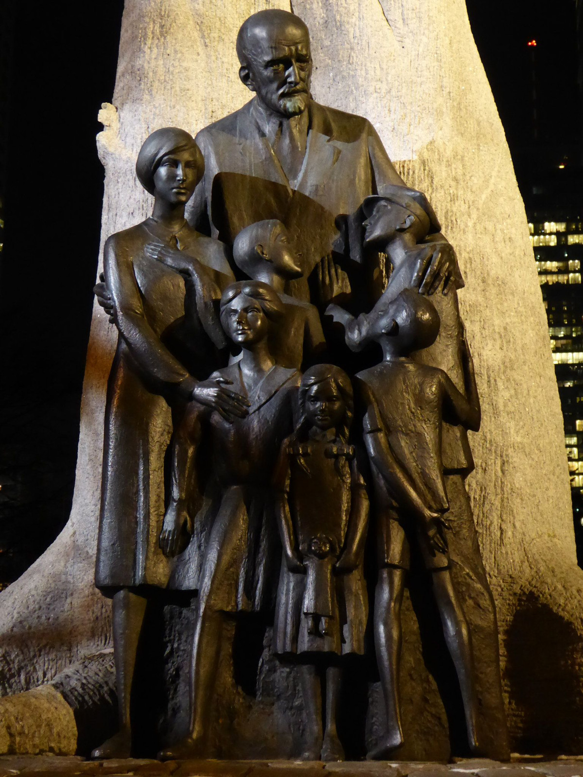  Janusz Korczak (1878–1942) - Ba Lan. Janusz Korczak làn nhà giáo dục, bác sĩ và nhà văn, nổi tiếng vì những phương pháp giảng dạy nhân văn, tôn trọng quyền trẻ em. Là một người Do Thái, ông bị Đức Quốc xã giam tại Trại Treblinka và bị hành quyết tại đây cùng các học trò. Ảnh: Pinterest.