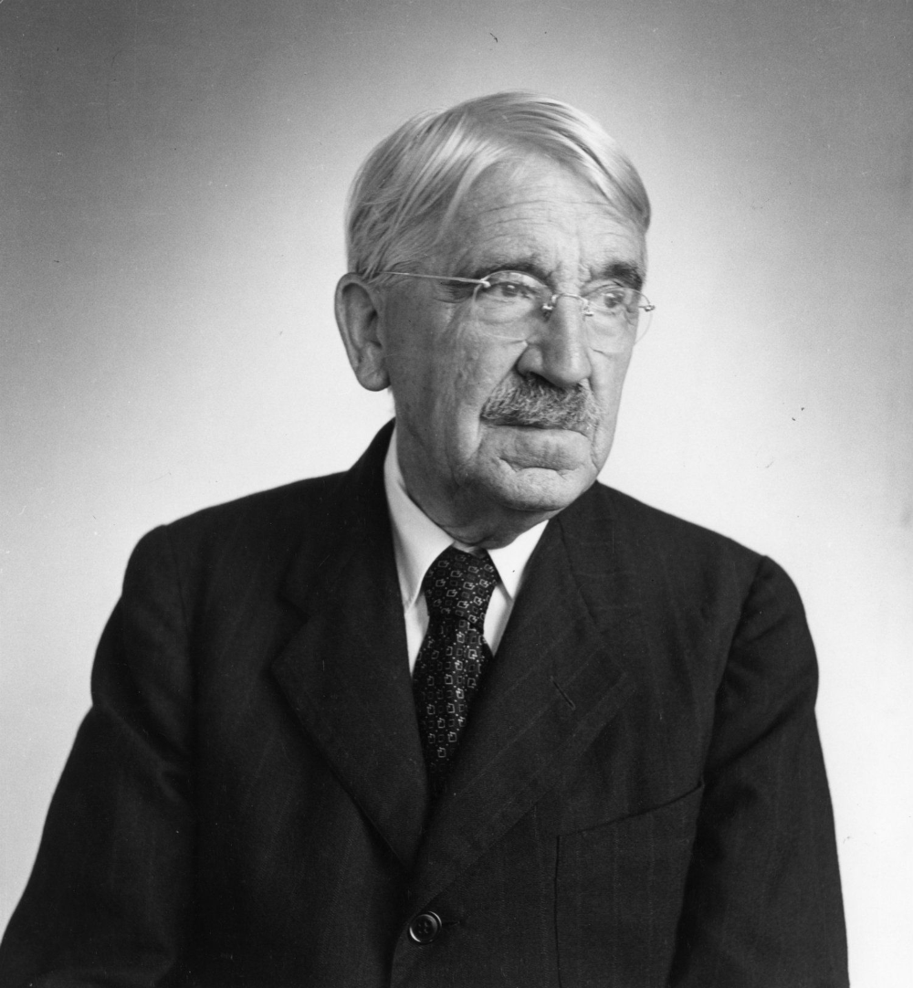 John Dewey (1859–1952) - Mỹ. Là nhà triết học và nhà giáo dục người Mỹ, John Dewey được coi là cha đẻ của phương pháp giáo dục thực nghiệm (progressive education). Ông tin rằng giáo dục không chỉ là việc truyền đạt kiến thức mà còn giúp học sinh trở thành những công dân có trách nhiệm và sáng tạo. Ảnh: Pinterest.