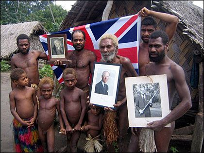  4. Prince Philip Movement (Phong trào Hoàng tử Philip). Ở một ngôi làng tại đảo Tanna (Vanuatu), người dân tôn sùng Hoàng tử Philip (chồng Nữ hoàng Elizabeth II) như một vị thần. Họ tin rằng ông là con trai của một linh hồn núi non thiêng liêng và sẽ trở về để bảo vệ họ. Ảnh: Pinterest.