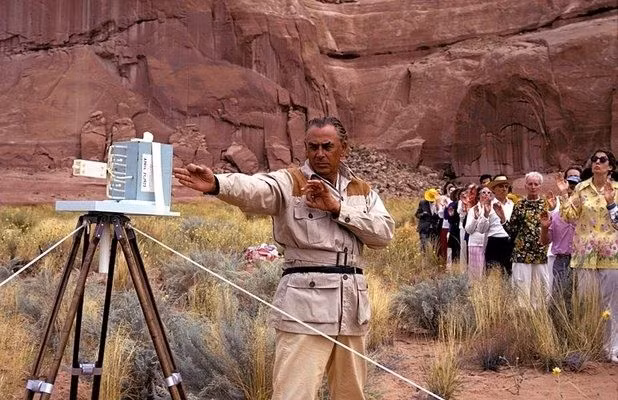  3. Aetherius Society (Xã hội Aetherius). Một tôn giáo được sáng lập bởi George King vào thập niên 1950 ở Anh, tập trung vào ý tưởng rằng các thông điệp từ các sinh vật ngoài hành tinh có thể giúp nhân loại tiến hóa. Tôn giáo này cũng có các yếu tố huyền bí và tập trung vào việc nâng cao nhận thức toàn cầu. Ảnh: Pinterest.