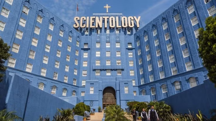  9. Scientology (Giáo hội Khoa luận giáo). Được sáng lập bởi L. Ron Hubbard, Scientology tập trung vào thuyết rằng con người là những thực thể bất tử gọi là "Thetan," đã trải qua nhiều kiếp sống. Nó là một tôn giáo gây tranh cãi và thu hút nhiều người nổi tiếng. Ảnh: Pinterest.