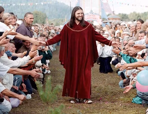  12. The Church of the Last Testament (Giáo hội Của Kinh Thánh Cuối Cùng). Được thành lập bởi một cựu sĩ quan cảnh sát Nga tên là Sergei Torop, tự xưng là "Chúa tái sinh". Sergei dẫn dắt một cộng đồng ở vùng Siberia và có hàng ngàn tín đồ tin vào khả năng cứu rỗi của ông. Ảnh: Pinterest.