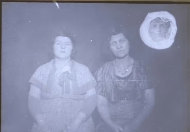 Hai nhiếp ảnh gia William Mumler, đến từ Hoa Kỳ, và William Hope, đến từ Crewe, Anh, là những người tiên phong và điều hành các doanh nghiệp chuyên chụp ảnh mọi người với những người thân được cho là đã khuất của họ. Hope là thành viên của nhóm tâm linh nổi tiếng Crewe Circle. Cả hai sau đó đều bị phát hiện là lừa đảo bằng cách sử dụng kỹ thuật phơi sáng kép.