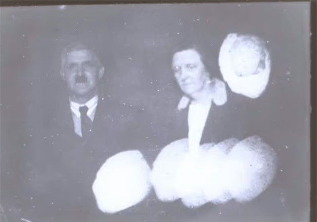 Người phát ngôn của Sworders cho biết: "Những hình ảnh này vào những năm 1920 hoặc 1930 là một nhóm hiếm gồm bốn tấm ảnh chụp linh hồn/bóng ma, trong đó chụp nhiều người và những chiếc bóng được cho là ma xung quang, một trong những linh hồn đó có vẻ như là một nhà thám hiểm Bắc Cực.