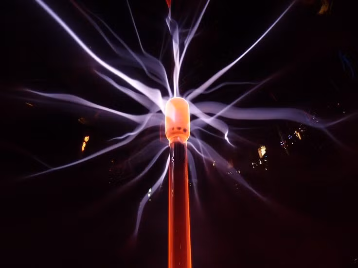  15. Ứng dụng trong công nghệ. Plasma không chỉ có trong tự nhiên mà còn được ứng dụng trong đời sống con người, như trong công nghệ cắt plasma, TV plasma và trong các thí nghiệm phản ứng nhiệt hạch để tạo ra năng lượng sạch. Ảnh: Pinterest.