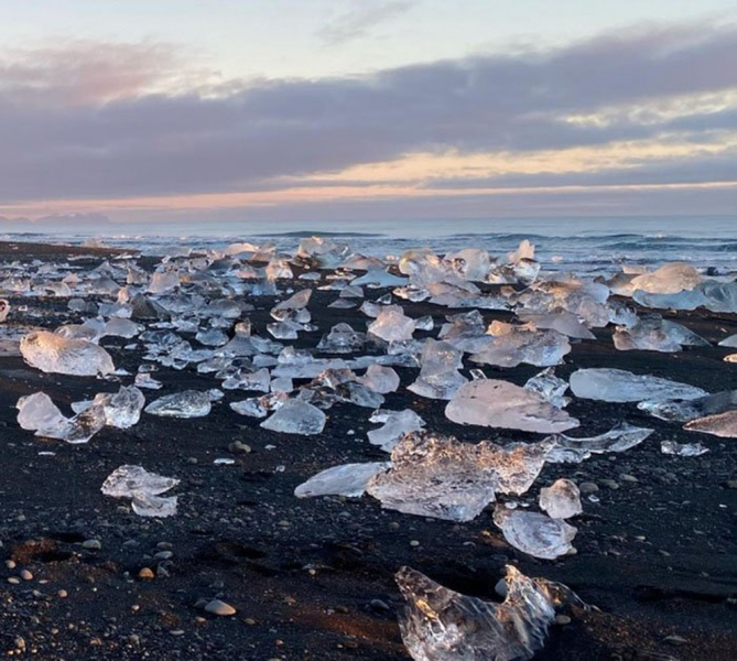 Được biết đến với cái tên " Breiðamerkursandur" trong tiếng Iceland, cách gọi "Diamond Beach" (Bãi biển kim cương) bắt nguồn từ những khối băng nguyên sơ nằm rải rác dọc triền cát đen và lấp lánh như những viên kim cương khổng lồ chưa cắt.