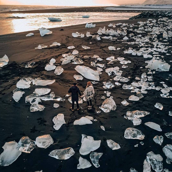 Một số tảng băng trôi chầm chậm rồi dạt vào bờ biển Breiðamerkursandur và tạo nên cảnh quan ngoạn mục.