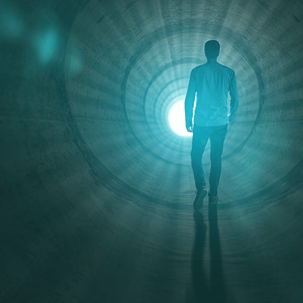  2. Ánh sáng rực rỡ ở cuối đường hầm. Hình ảnh một "đường hầm sáng" với ánh sáng rực rỡ ở cuối là một trải nghiệm quen thuộc. Những người từng trải qua NDE thường mô tả rằng họ được dẫn dắt đến một nơi có ánh sáng dịu dàng, ấm áp và tràn đầy tình yêu thương. Họ cảm thấy được an ủi, không còn đau đớn và lo lắng. Ảnh: Pinterest.