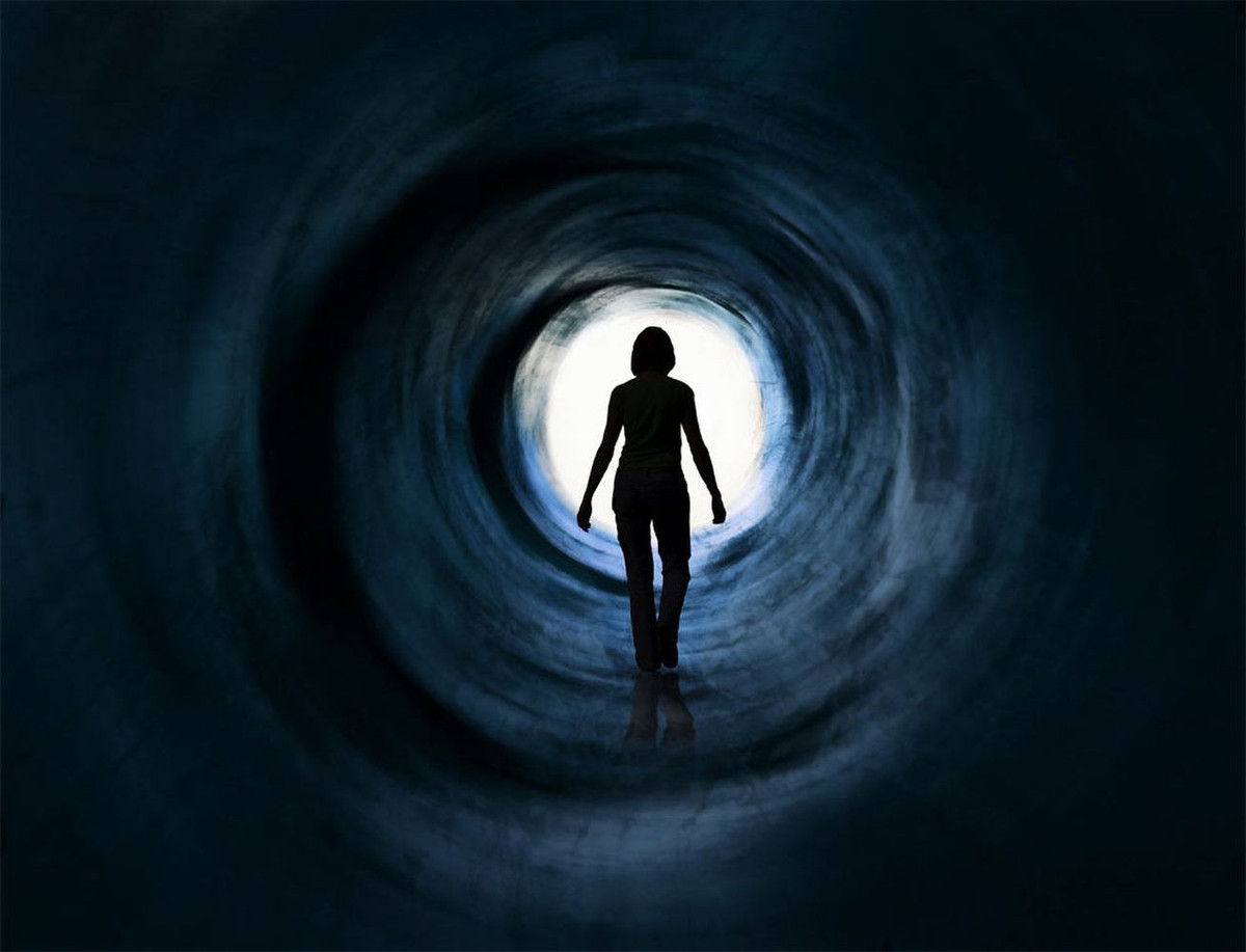  9. Giải thích khoa học về NDE. Nhiều nhà khoa học cho rằng các trải nghiệm NDE có thể là kết quả của các phản ứng hóa học trong não khi thiếu oxy hoặc do sự thay đổi về hormone trong những giây phút cuối cùng của sự sống. Một số nghiên cứu còn cho rằng đó là cách não bộ "đối phó" với nguy cơ tử vong. Ảnh: Pinterest.