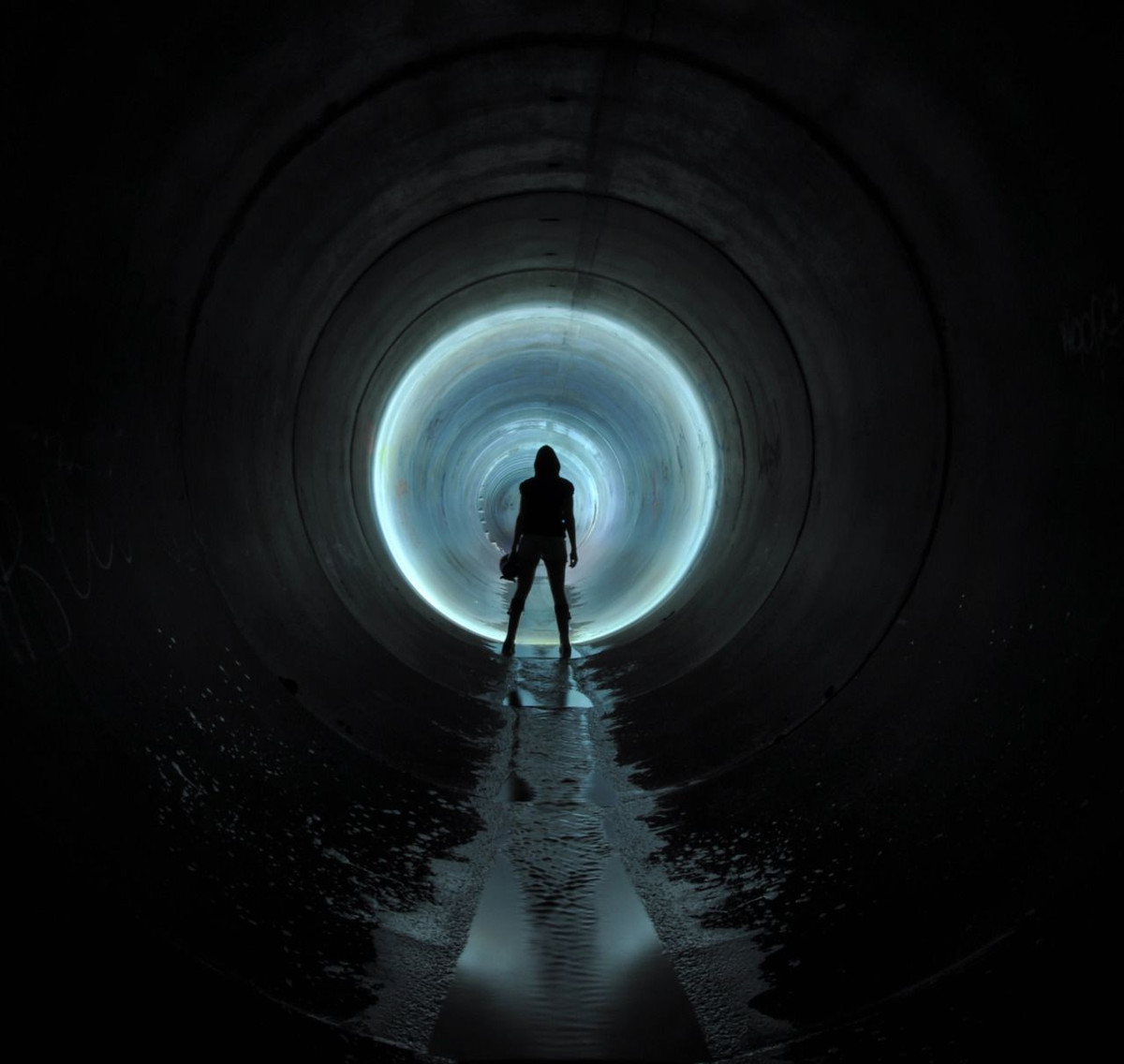  6. Cảm giác "thời gian ngừng lại". Trong nhiều trường hợp, người trải nghiệm NDE cảm thấy như thời gian không còn tồn tại. Họ không thể xác định thời gian đã trôi qua bao lâu trong lúc họ cảm nhận các hiện tượng khác thường, và thường nói rằng khoảng thời gian đó không giống với thời gian trong thế giới thực. Ảnh: Pinterest.