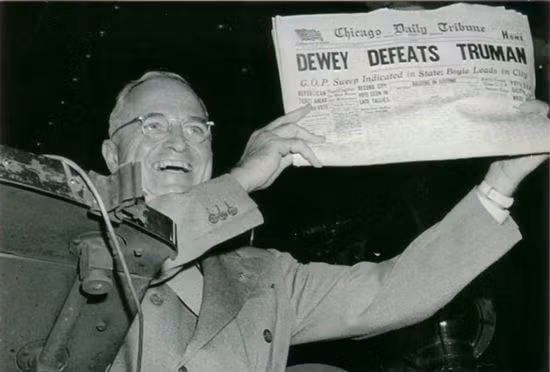  6. 1948: Harry S. Truman vs. Thomas Dewey. Các cuộc thăm dò đều dự đoán Dewey sẽ thắng áp đảo, nhưng Truman đã có chiến dịch tranh cử mạnh mẽ đến tận phút cuối và giành chiến thắng bất ngờ. Báo chí thậm chí đã in sẵn dòng tít "Dewey đánh bại Truman", để rồi bị hớ khi kết quả hoàn toàn trái ngược. Ảnh: Pinterest.