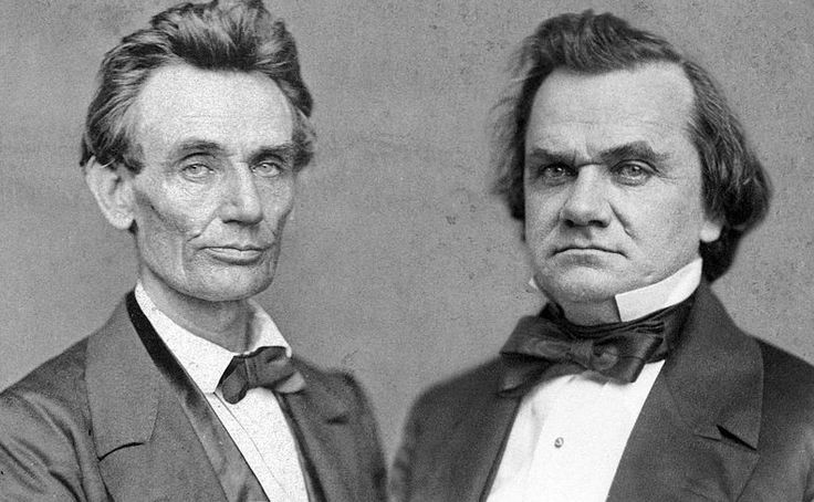  3. 1860: Abraham Lincoln vs. Stephen Douglas. Cuộc bầu cử năm 1860 xảy ra giữa lúc Hoa Kỳ đang chia rẽ sâu sắc về vấn đề nô lệ. Lincoln giành chiến thắng mà không có sự ủng hộ của miền Nam, dẫn đến sự ly khai của các bang miền Nam và là nguyên nhân trực tiếp dẫn đến cuộc Nội chiến Mỹ. Ảnh: Pinterest.