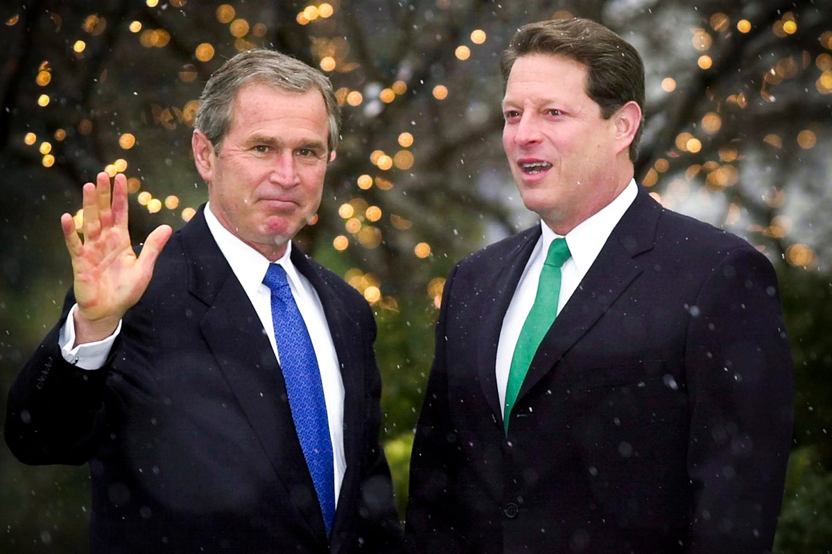  9. 2000: George W. Bush vs. Al Gore. Cuộc bầu cử này trở nên nổi tiếng với vụ đếm lại phiếu ở Florida và cuối cùng được Tòa án Tối cao quyết định. Bush giành chiến thắng với một chênh lệch rất nhỏ, và vụ tranh cãi xung quanh kết quả đã gây ra một làn sóng phản đối mạnh mẽ từ các cử tri. Ảnh: Teen Vogue.