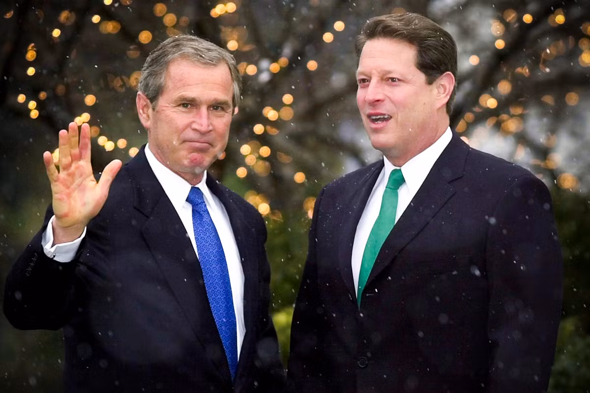  9. 2000: George W. Bush vs. Al Gore. Cuộc bầu cử này trở nên nổi tiếng với vụ đếm lại phiếu ở Florida và cuối cùng được Tòa án Tối cao quyết định. Bush giành chiến thắng với một chênh lệch rất nhỏ, và vụ tranh cãi xung quanh kết quả đã gây ra một làn sóng phản đối mạnh mẽ từ các cử tri. Ảnh: Teen Vogue.