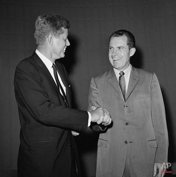  7. 1960: John F. Kennedy vs. Richard Nixon. Cuộc đua sít sao giữa Kennedy và Nixon, trong đó các cuộc tranh luận truyền hình đầu tiên của hai ứng viên đã tạo ra ảnh hưởng lớn. Kennedy giành chiến thắng với một tỷ lệ chênh lệch rất nhỏ trong phiếu phổ thông, đánh dấu một bước ngoặt lớn trong truyền thông chính trị. Ảnh: Pinterest.