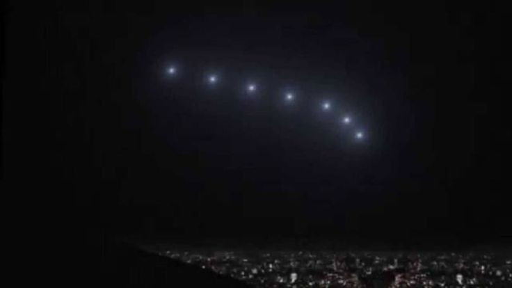  14. Sự kiện Phoenix Lights, Mỹ (1997). Tại thành phố Phoenix, Arizona, hàng nghìn người đã thấy một dãy đèn sáng xếp thành hình tam giác bay qua thành phố. Chính phủ tuyên bố đó là pháo sáng quân sự, nhưng nhiều người tin rằng đó là UFO. Ảnh: Pinterest.