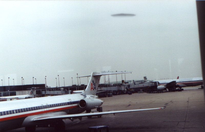  15. Sự kiện O'Hare UFO, Mỹ (2006). Tại sân bay quốc tế O'Hare, Chicago, nhiều nhân viên sân bay và hành khách báo cáo đã nhìn thấy một vật thể hình đĩa lơ lửng trên bầu trời rồi bay vọt đi. Cục Hàng không Liên bang Mỹ sau đó không điều tra thêm, và hiện tượng này vẫn chưa được giải thích. Ảnh: Pinterest.