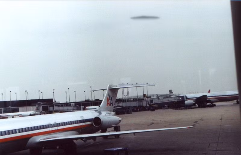  15. Sự kiện O'Hare UFO, Mỹ (2006). Tại sân bay quốc tế O'Hare, Chicago, nhiều nhân viên sân bay và hành khách báo cáo đã nhìn thấy một vật thể hình đĩa lơ lửng trên bầu trời rồi bay vọt đi. Cục Hàng không Liên bang Mỹ sau đó không điều tra thêm, và hiện tượng này vẫn chưa được giải thích. Ảnh: Pinterest.