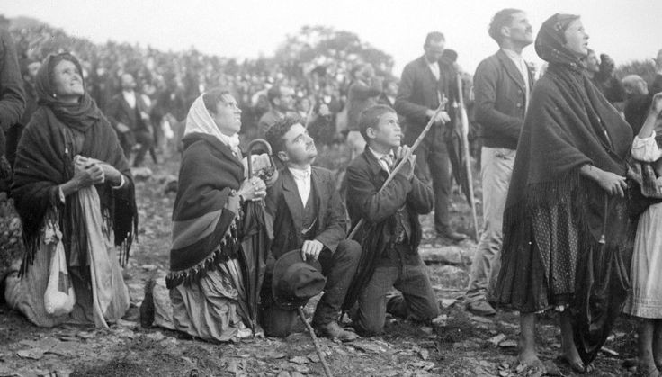  10. Sự kiện Fatima, Bồ Đào Nha (1917). Đây là một trong những sự kiện hiện đại nhất trong các ghi chép tôn giáo. Tại làng Fatima, Bồ Đào Nha, hàng nghìn người chứng kiến một hiện tượng kỳ lạ gọi là "Phép lạ Mặt trời", khi một vật thể sáng loáng di chuyển và phát sáng trên bầu trời. Ảnh: Pinterest.