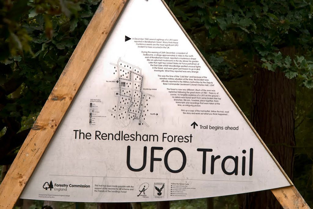  13. Vụ việc tại Rendlesham Forest, Anh (1980). Các binh sĩ Mỹ đóng quân tại Anh báo cáo đã nhìn thấy một vật thể lạ phát sáng tại khu rừng Rendlesham. Họ mô tả nó có hình tam giác, phát ra ánh sáng rực rỡ và di chuyển một cách bất thường. Sự kiện này được coi là "Roswell của Anh". Ảnh: Pinterest.