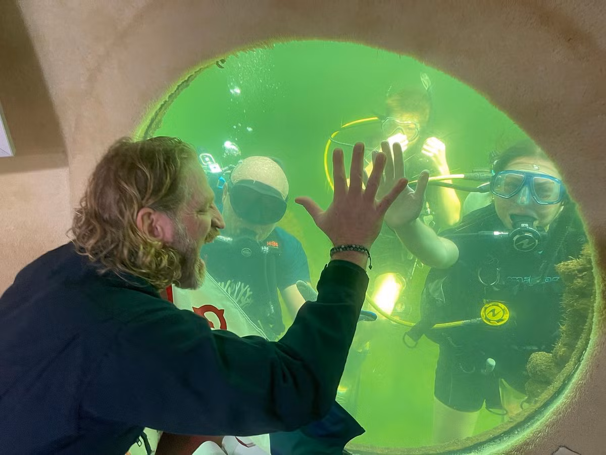 Nguoi dan ong 56 tuoi tre ra sau trai nghiem 100 ngay duoi nuoc