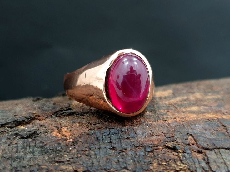  6. Phát quang đặc biệt. Một số viên hồng ngọc có khả năng phát quang (fluorescence) mạnh dưới tia cực tím, làm chúng rực rỡ hơn dưới ánh sáng mặt trời. Ảnh: Pinterest.