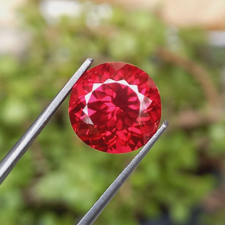  5. "Hồng ngọc máu bồ câu" (Pigeon’s Blood Ruby). Loại hồng ngọc có màu đỏ đậm và rực rỡ nhất được gọi là máu bồ câu, được coi là loại hồng ngọc giá trị nhất. Ảnh: Pinterest.