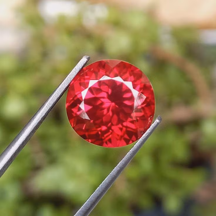  5. "Hồng ngọc máu bồ câu" (Pigeon’s Blood Ruby). Loại hồng ngọc có màu đỏ đậm và rực rỡ nhất được gọi là máu bồ câu, được coi là loại hồng ngọc giá trị nhất. Ảnh: Pinterest.