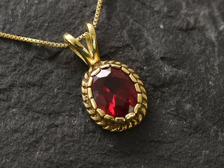  9. Viên đá của tháng 7. Trong tử vi phương Tây, hồng ngọc là đá sinh (birthstone) dành cho những ai sinh vào tháng 7, tượng trưng cho sự nhiệt huyết và thành công. Ảnh: Pinterest.