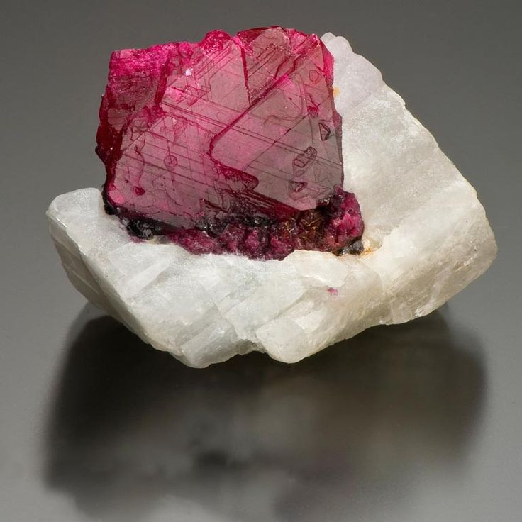  4. Màu đỏ biểu tượng. Màu đỏ của hồng ngọc được coi là biểu tượng của tình yêu, đam mê, và quyền lực trong nhiều nền văn hóa. Ảnh: Pinterest.