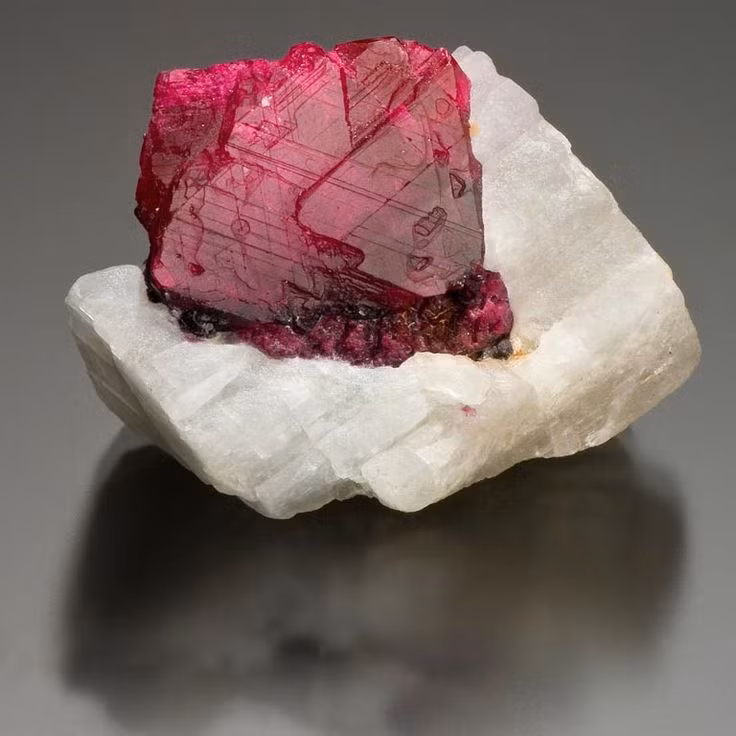  4. Màu đỏ biểu tượng. Màu đỏ của hồng ngọc được coi là biểu tượng của tình yêu, đam mê, và quyền lực trong nhiều nền văn hóa. Ảnh: Pinterest.