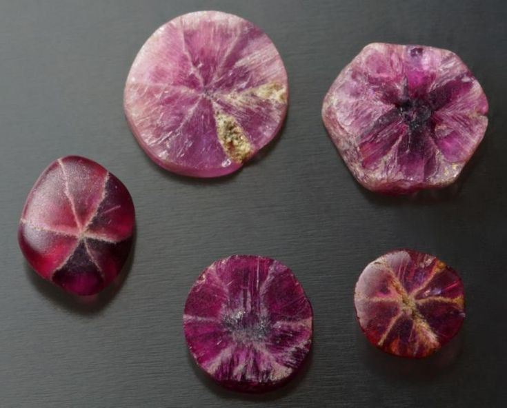  11. Nguồn cung cấp hồng ngọc nổi tiếng. Hồng ngọc chất lượng cao được khai thác ở Myanmar (Miến Điện), đặc biệt là tại mỏ Mogok, nơi được gọi là "Thung lũng hồng ngọc". Ảnh: Pinterest.