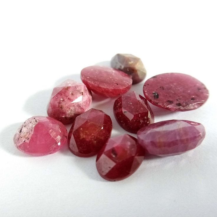  12. Các quốc gia khai thác khác. Ngoài Myanmar, hồng ngọc còn được tìm thấy ở Thái Lan, Sri Lanka, Việt Nam, Madagascar, và Mozambique, mỗi nơi mang lại những sắc thái khác nhau. Ảnh: Pinterest.