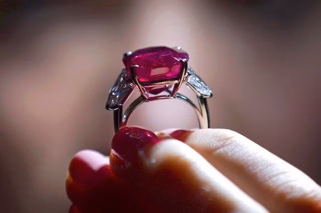  14. Viên hồng ngọc đắt nhất thế giới. Một viên hồng ngọc nổi tiếng có tên "Sunrise Ruby" nặng 25,59 carat, được bán đấu giá hơn 30 triệu USD, trở thành viên hồng ngọc đắt nhất thế giới. Ảnh: Pinterest.
