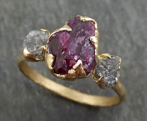  8. Đá hộ mệnh. Trong thời Trung Cổ, người châu Âu tin rằng hồng ngọc có thể bảo vệ người đeo khỏi bệnh tật, kẻ thù, và các tai họa khác. Ảnh: Pinterest.