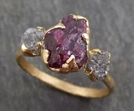  8. Đá hộ mệnh. Trong thời Trung Cổ, người châu Âu tin rằng hồng ngọc có thể bảo vệ người đeo khỏi bệnh tật, kẻ thù, và các tai họa khác. Ảnh: Pinterest.