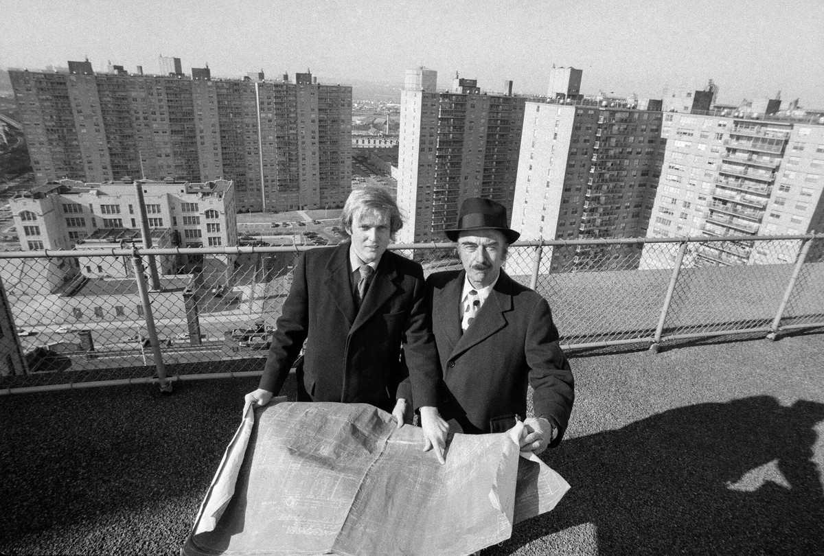  11. Fred Trump và các cáo buộc pháp lý: Ông Fred Trump từng bị Bộ Tư pháp Mỹ điều tra vào những năm 1970 về các cáo buộc phân biệt đối xử trong việc cho thuê nhà. Đây là vụ kiện nổi bật và gây tranh cãi liên quan đến gia đình. Ảnh: The New York Times.