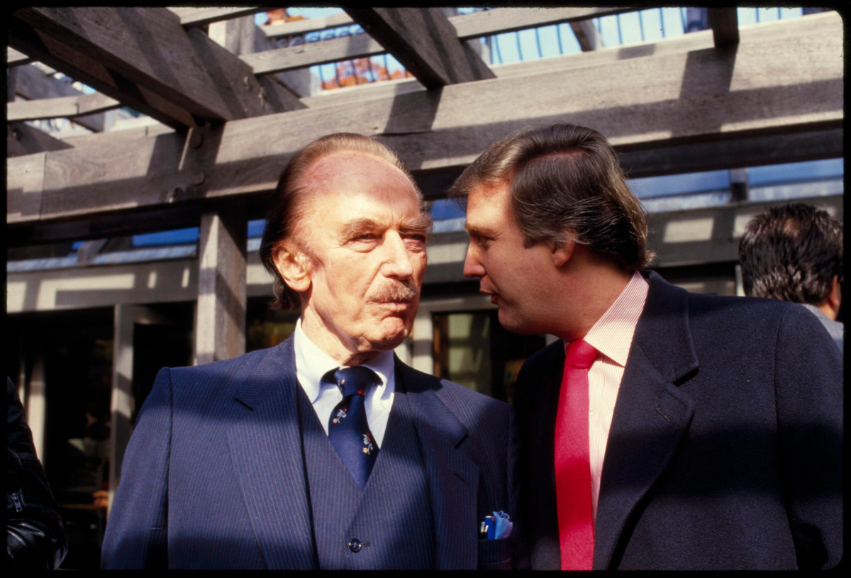  7. Fred Trump và sự phát triển bất động sản: Fred Trump, cha của ông Donald Trump, kế thừa và phát triển đế chế bất động sản của gia đình. Ông đã xây dựng nhiều dự án nhà ở dành cho người lao động tại New York, đặc biệt là ở Brooklyn và Queens. Ảnh: WAMU.