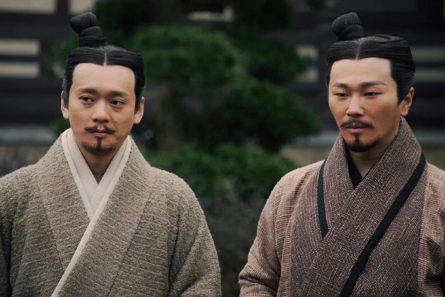  3. Công trình "Lã thị Xuân Thu". Lã Bất Vi không chỉ dừng lại ở quyền lực chính trị mà còn muốn ghi dấu ấn tri thức qua việc chỉ đạo biên soạn cuốn sách "Lã thị Xuân Thu". Đây là một bộ sách lớn tổng hợp nhiều tư tưởng triết học, chính trị, văn hóa của các nhà tư tưởng nổi tiếng đương thời. Ảnh: Pinterest.