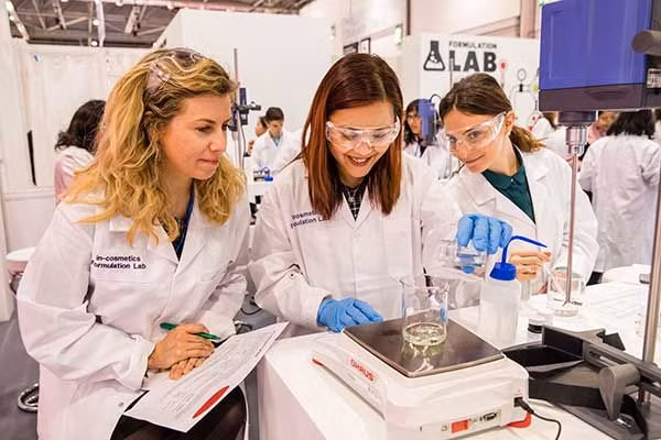  15. Sự hồi sinh trong khoa học hiện đại. Các nhà vật lý hiện đại đã đạt được điều mà các giả kim thuật gia mơ ước: biến đổi nguyên tố này thành nguyên tố khác thông qua các phản ứng hạt nhân, dù đây không phải là phương pháp kinh tế để tạo vàng. Ảnh: Pinterest.