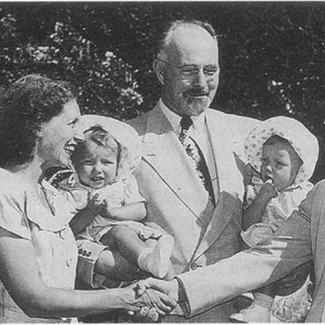 Ông ngoại của Elon, Joshua Haldeman, là một nhà thám hiểm và bác sĩ chỉnh hình người Canada, nổi tiếng với những chuyến phiêu lưu bằng máy bay hạng nhẹ khắp châu Phi. Ảnh: Pinterest.