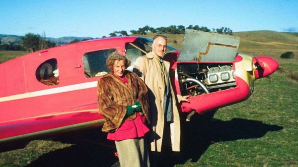  4. Tư tưởng phiêu lưu di truyền. Ông ngoại của Elon cùng gia đình từng thực hiện các chuyến thám hiểm kéo dài trên những vùng đất chưa được khám phá bằng máy bay. Elon từng chia sẻ rằng tư duy dám nghĩ dám làm của ông có thể xuất phát từ tinh thần phiêu lưu này. Ảnh: Pinterest.