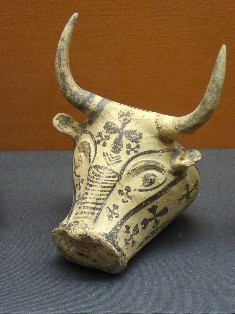  4. Biểu tượng và nghi lễ liên quan đến bò. Bò là một biểu tượng quan trọng trong văn hóa Minoan, và có nhiều nghi lễ liên quan đến động vật này. "Nhảy bò" là một nghi lễ nổi tiếng mà các nhà khảo cổ học cho rằng có ý nghĩa tôn giáo, thể hiện mối liên hệ đặc biệt giữa người Minoan và loài bò. Ảnh: Pinterest.