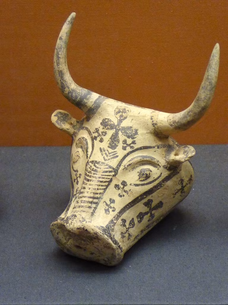  4. Biểu tượng và nghi lễ liên quan đến bò. Bò là một biểu tượng quan trọng trong văn hóa Minoan, và có nhiều nghi lễ liên quan đến động vật này. "Nhảy bò" là một nghi lễ nổi tiếng mà các nhà khảo cổ học cho rằng có ý nghĩa tôn giáo, thể hiện mối liên hệ đặc biệt giữa người Minoan và loài bò. Ảnh: Pinterest.