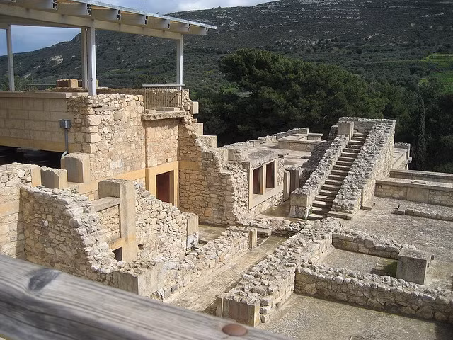  12. Ảnh hưởng sâu rộng đến văn hóa Hy Lạp cổ đại. Dù nền văn minh Minoan biến mất, ảnh hưởng của nó tiếp tục lan tỏa qua thời Hy Lạp cổ đại. Nhiều yếu tố văn hóa, nghệ thuật, tôn giáo, và thậm chí cả các truyền thuyết của người Hy Lạp có nguồn gốc từ nền văn minh Minoan. Ảnh: Pinterest.